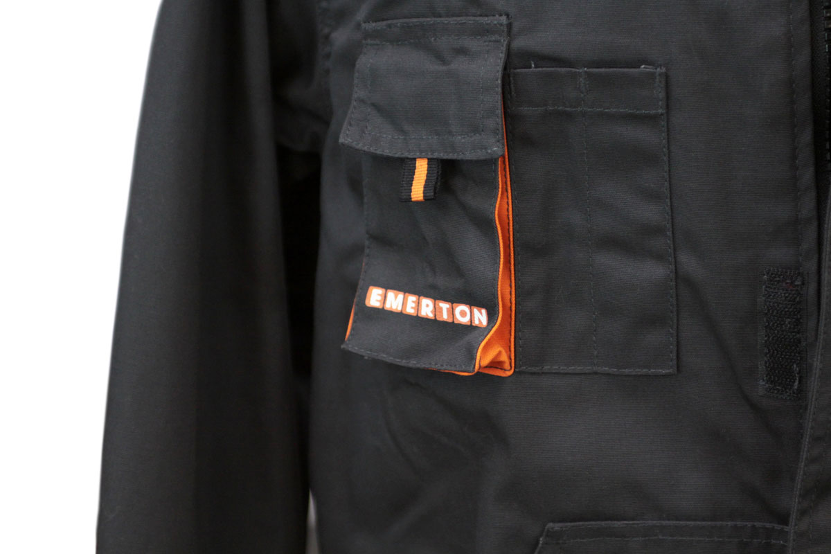 Фотография деталей куртки ЭМЕРТОН - карман с логотипом