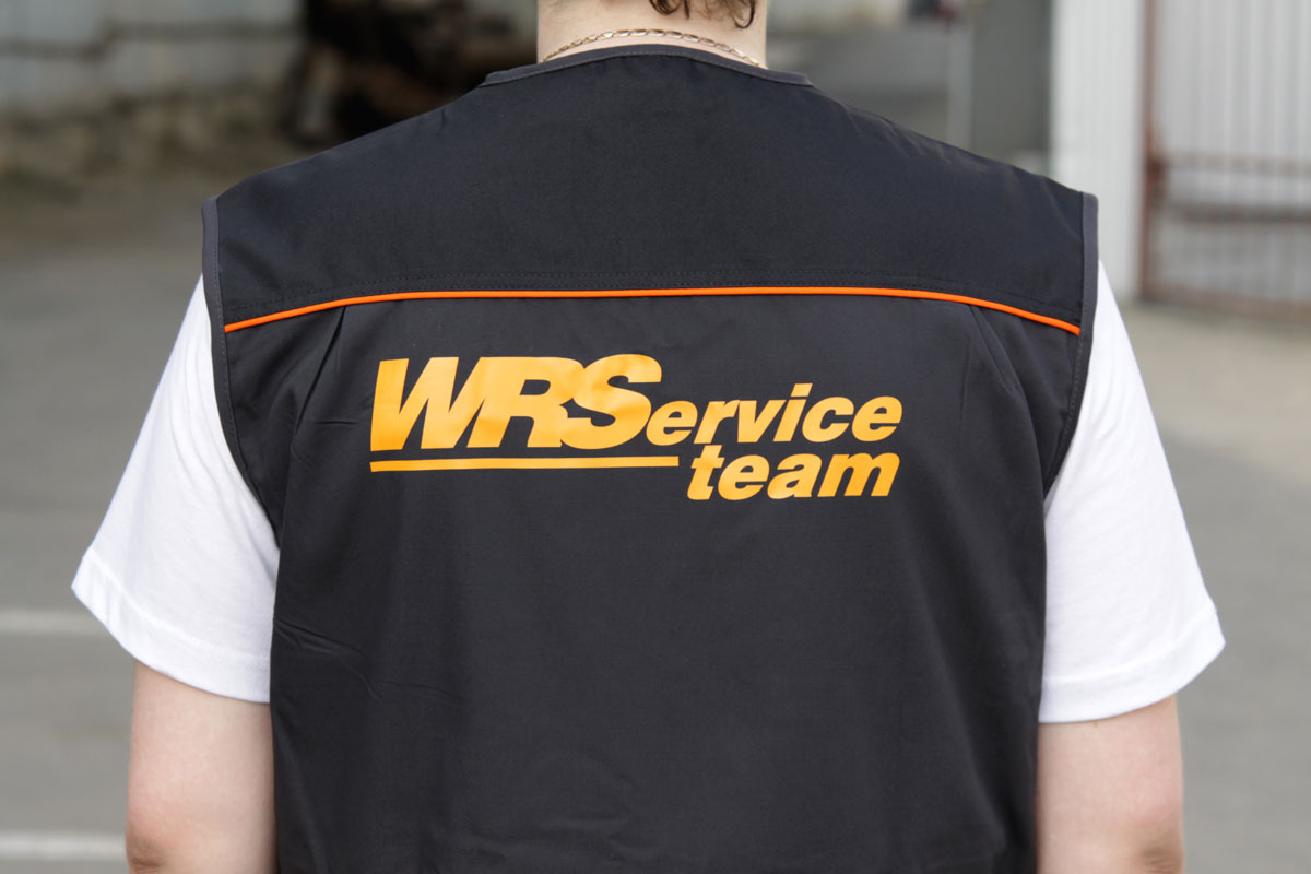 Фотография логотипа WRS Servis на спине жилета ЭМЕРТОН