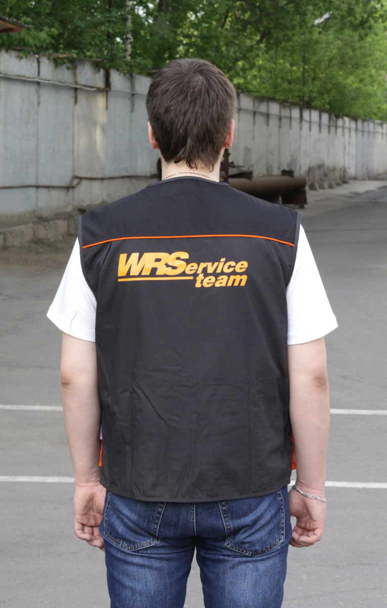 Фотография спины жилета с нанесенным логотипом общий план