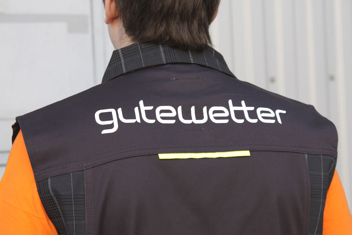 Логотип gutewetter на рабочем жилете крупным планом - спина