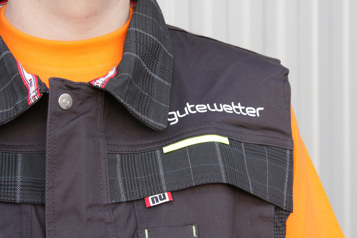 Логотип gutewetter на рабочем жилете крупным планом - грудь