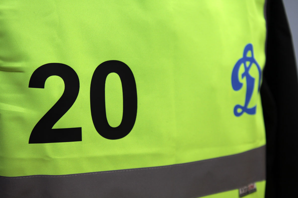 Фотография сигнального жилета МАЯК с логотипом Динамо на груди