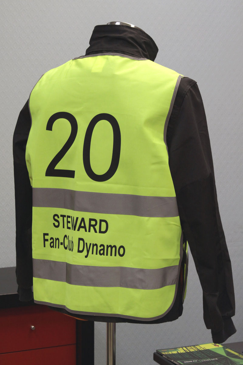 Фотография сигнального жилета МАЯК с логотипом Динамо на спине