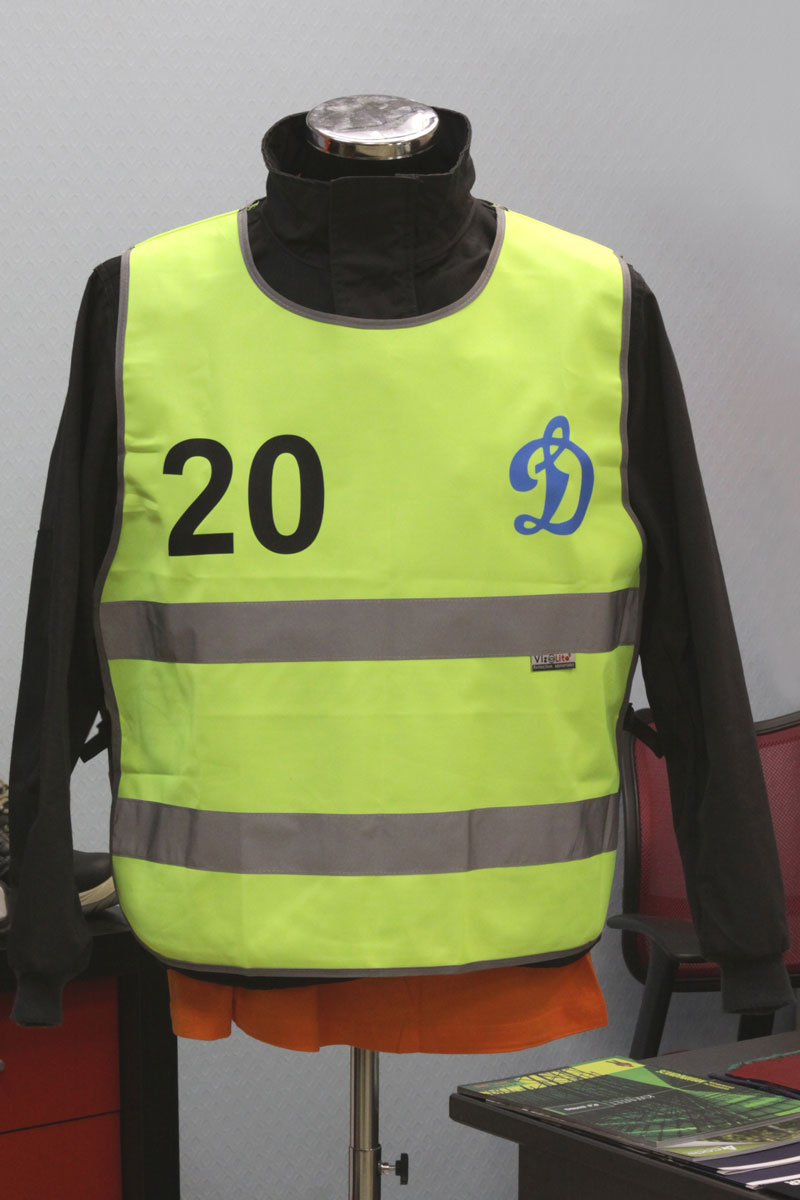 Сигнальный жилет с логотипом Динамо вид спереди