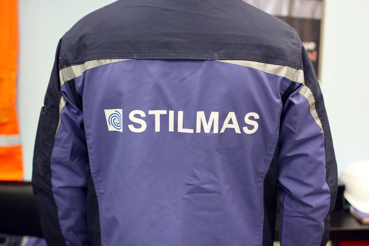 Логотип Stilmas на спине куртки АЛЛИН - увеличенная фотография