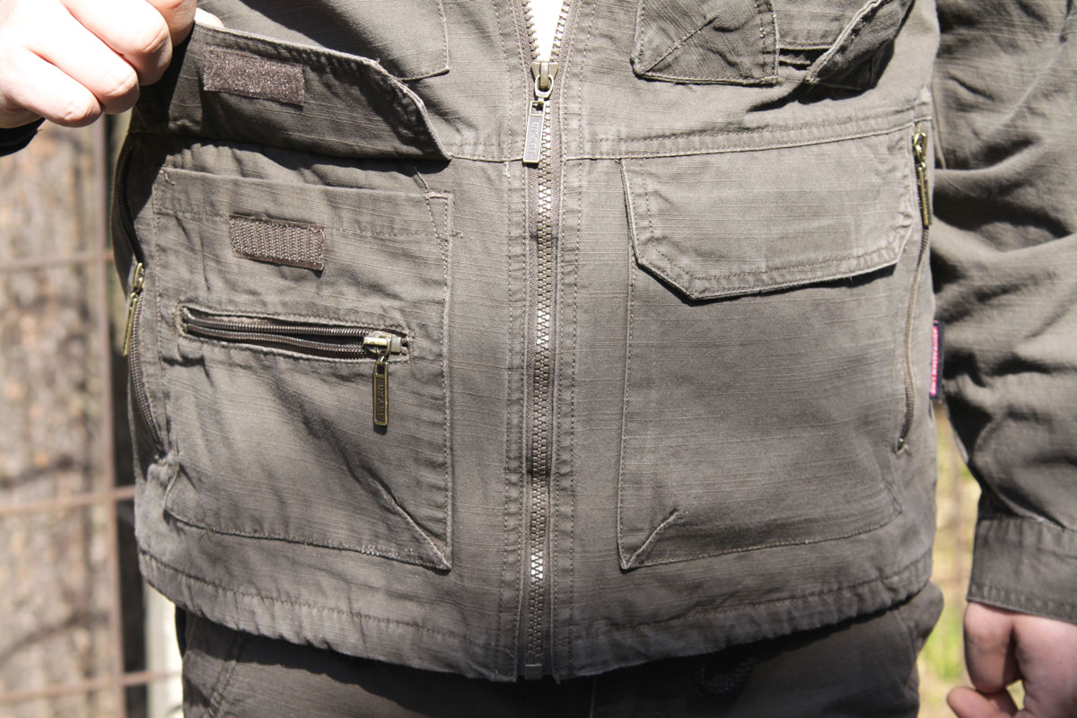 Увеличенная фотография нижних карманов куртки УКАРИ