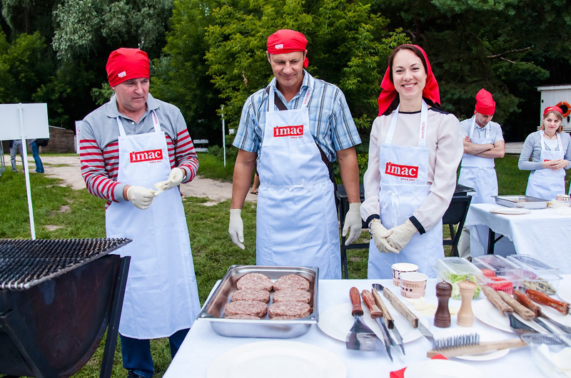 Фотография коллектива компании IMAC во время проведения кулинарного конкурса